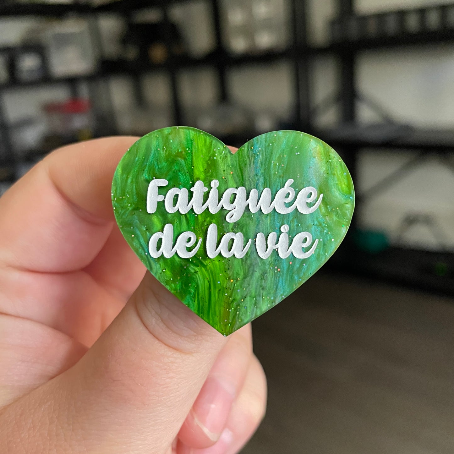 [CONTRÔLE TECHNIQUE] Broche "Fatiguée de la vie" en acrylique marbrée verte à paillettes