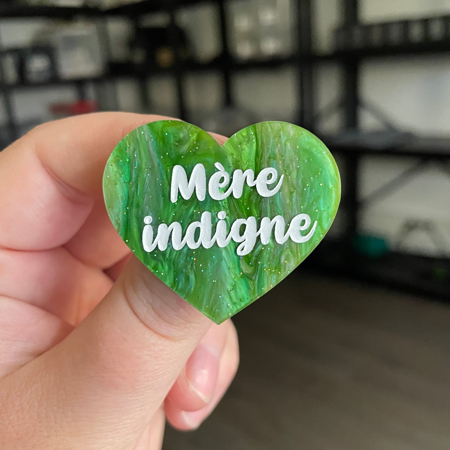 [CONTRÔLE TECHNIQUE] Broche "Mère indigne" en acrylique marbrée verte à paillettes