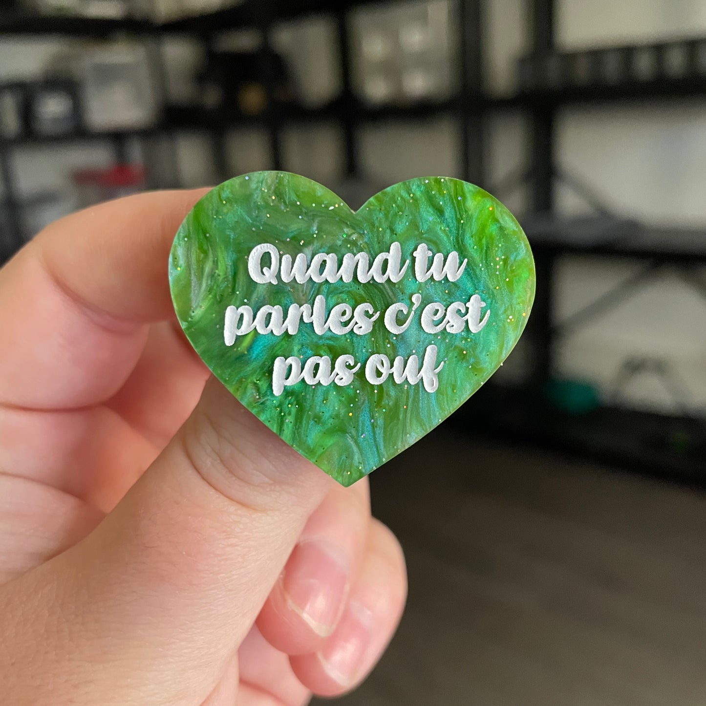 [CONTRÔLE TECHNIQUE] Broche "Quand tu parles c'est pas ouf" en acrylique marbrée verte à paillettes