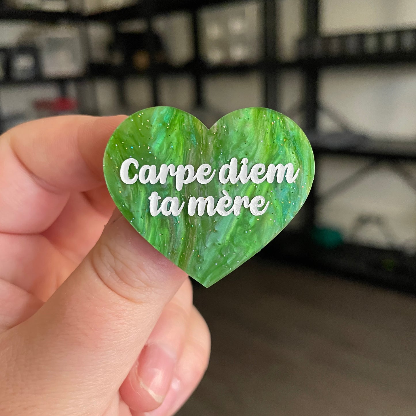 [CONTRÔLE TECHNIQUE] Broche "Carpe diem ta mère" en acrylique marbrée verte à paillettes