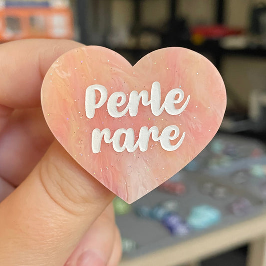 Broche "Perle rare" en acrylique marbrée semi-transparente orange, corail, blanche et jaune à paillettes