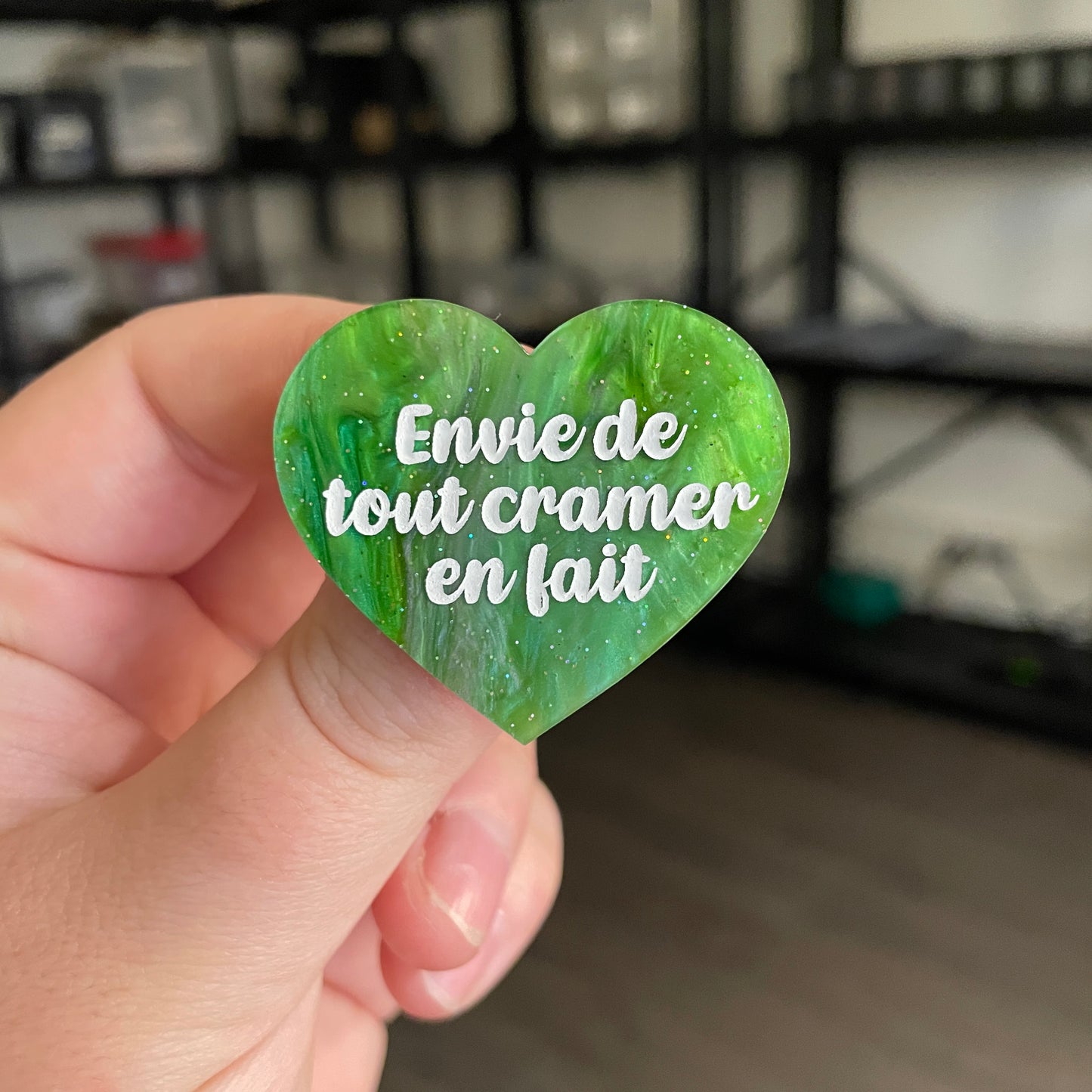 [CONTRÔLE TECHNIQUE] Broche "Envie de tout cramer en fait" en acrylique marbrée verte à paillettes
