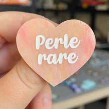 Charger l&#39;image dans la galerie, Broche &quot;Perle rare&quot; en acrylique marbrée semi-transparente orange, corail, blanche et jaune à paillettes