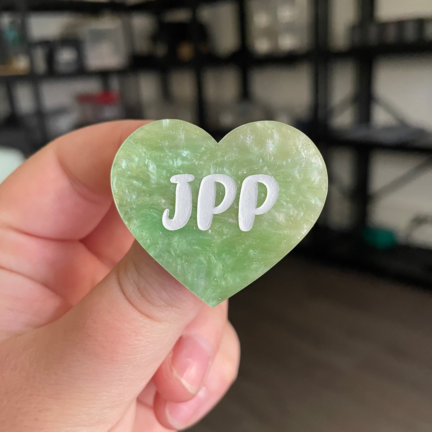 [CONTRÔLE TECHNIQUE] Broche "JPP" en acrylique marbrée verte à paillettes