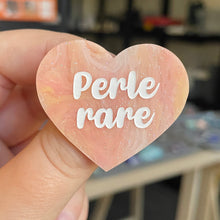 Charger l&#39;image dans la galerie, Broche &quot;Perle rare&quot; en acrylique marbrée semi-transparente orange, corail, blanche et jaune à paillettes
