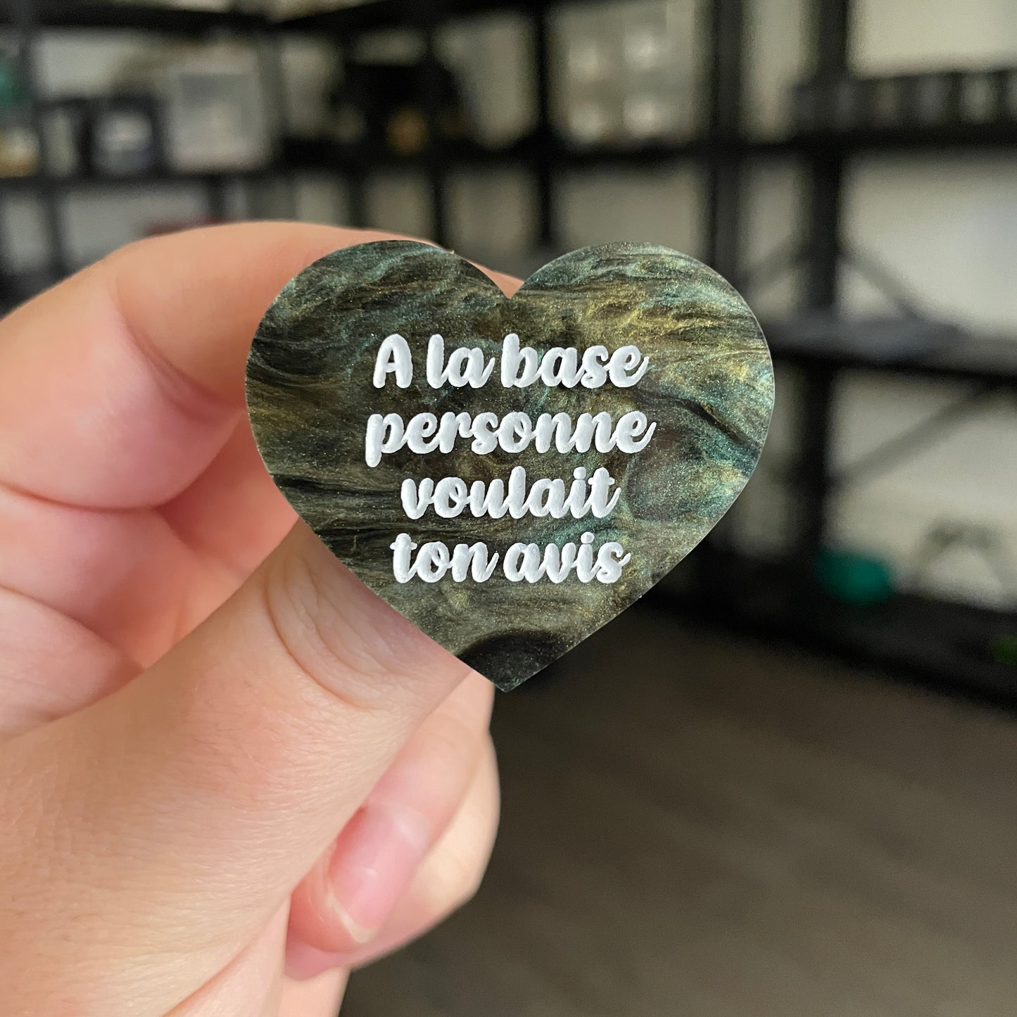 [CONTRÔLE TECHNIQUE] Broche "A la base personne voulait ton avis" en acrylique marbrée noire, verte et dorée