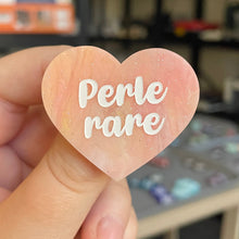 Charger l&#39;image dans la galerie, Broche &quot;Perle rare&quot; en acrylique marbrée semi-transparente orange, corail, blanche et jaune à paillettes