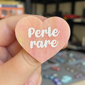 Broche "Perle rare" en acrylique marbrée semi-transparente orange, corail, blanche et jaune à paillettes