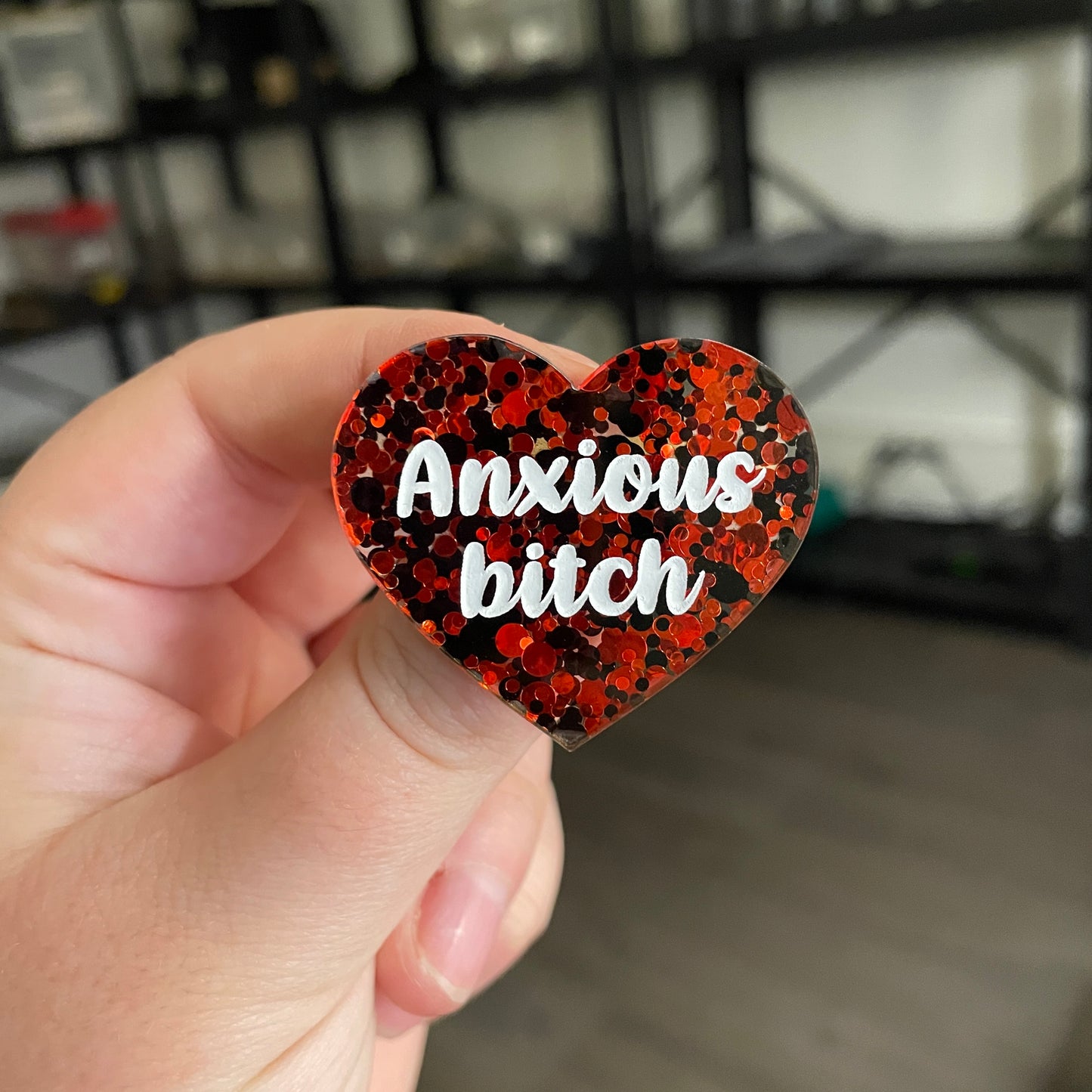 [CONTRÔLE TECHNIQUE] Broche "Anxious bitch" en acrylique semi transparente avec des pois rouges et noirs