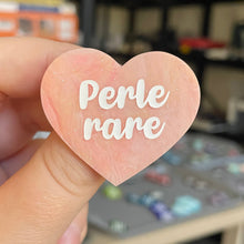 Charger l&#39;image dans la galerie, Broche &quot;Perle rare&quot; en acrylique marbrée semi-transparente orange, corail, blanche et jaune à paillettes