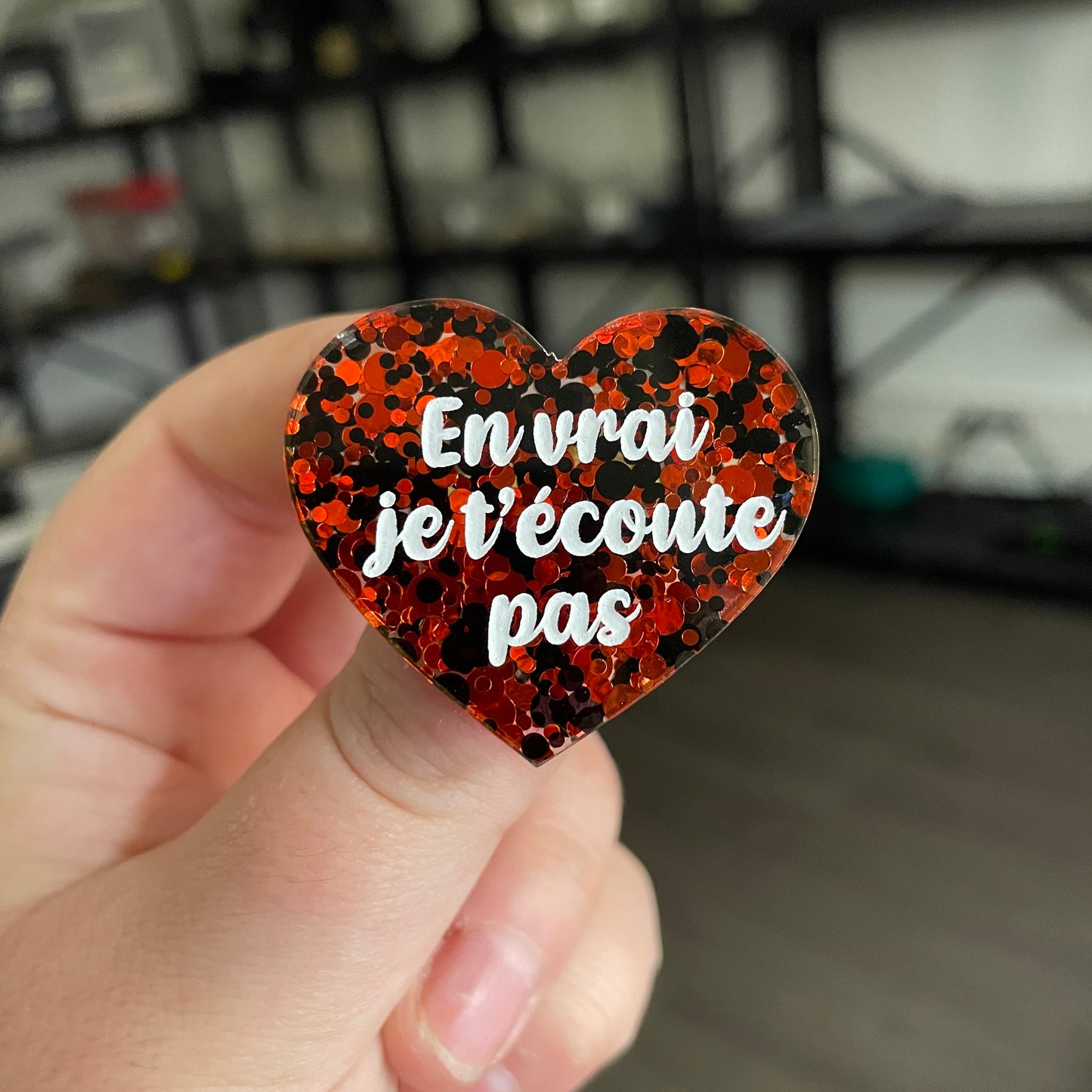 [CONTRÔLE TECHNIQUE] Broche "En vrai je t'écoute pas" en acrylique semi transparente avec des pois rouges et noirs