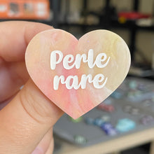 Charger l&#39;image dans la galerie, Broche &quot;Perle rare&quot; en acrylique marbrée semi-transparente orange, corail, blanche et jaune à paillettes