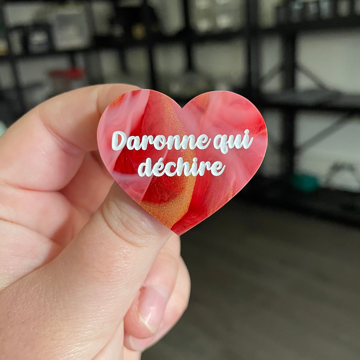 [CONTRÔLE TECHNIQUE] Broche "Daronne qui déchire" en acrylique marbrée rouge, blanche et dorée
