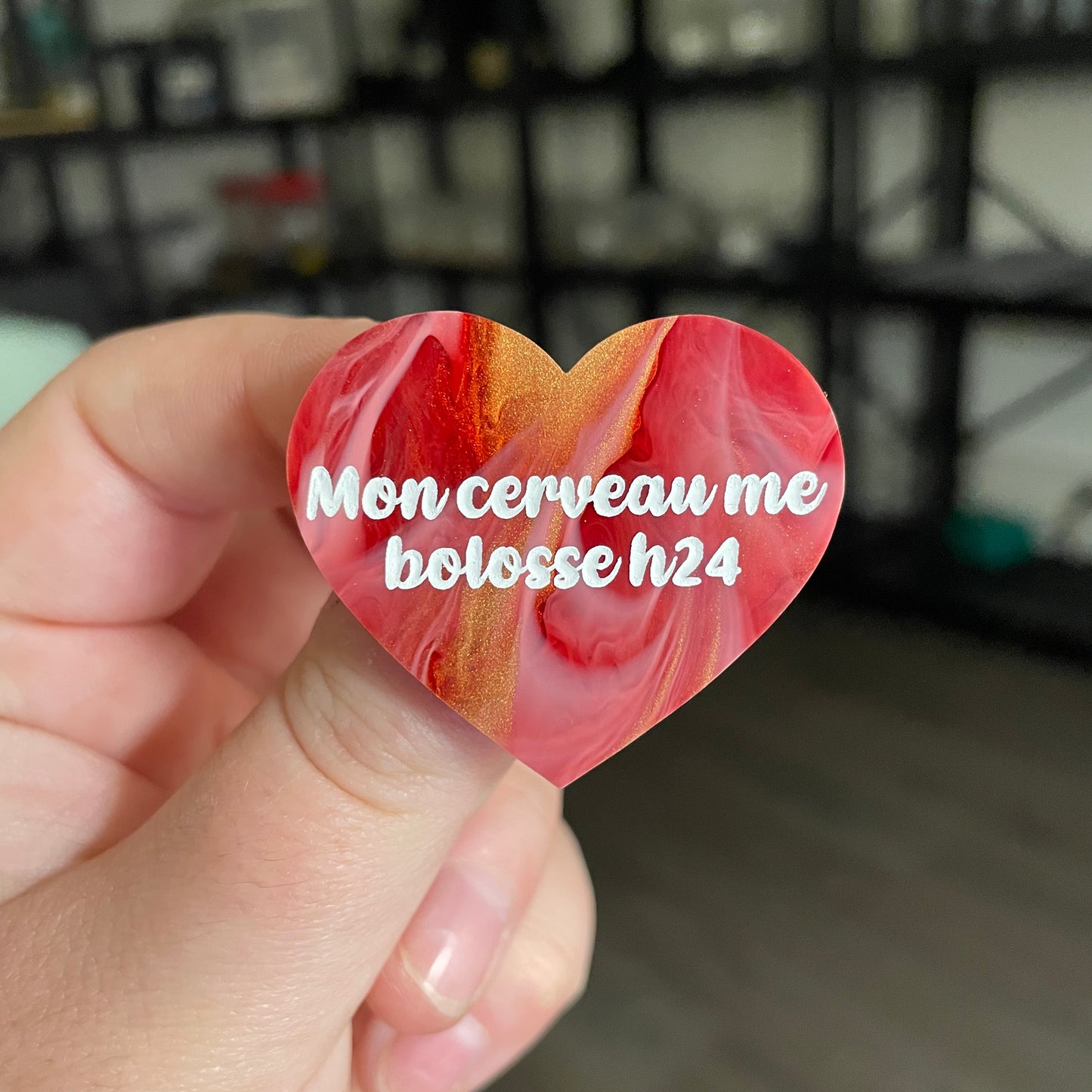 [CONTRÔLE TECHNIQUE] Broche "Mon cerveau me bolosse h24" en acrylique marbrée rouge, blanche et dorée