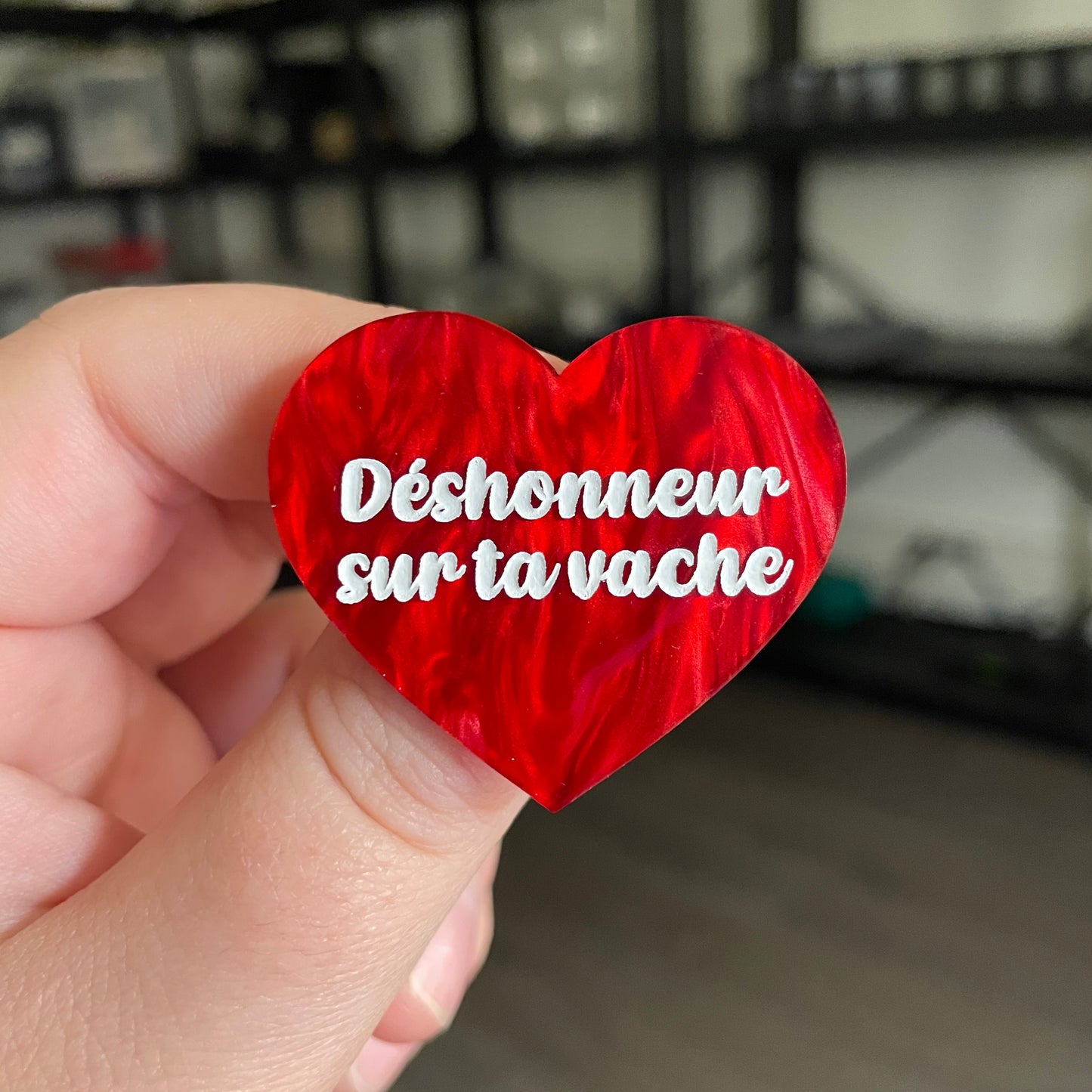 [CONTRÔLE TECHNIQUE] Broche "Déshonneur sur ta vache" en acrylique marbrée rouge