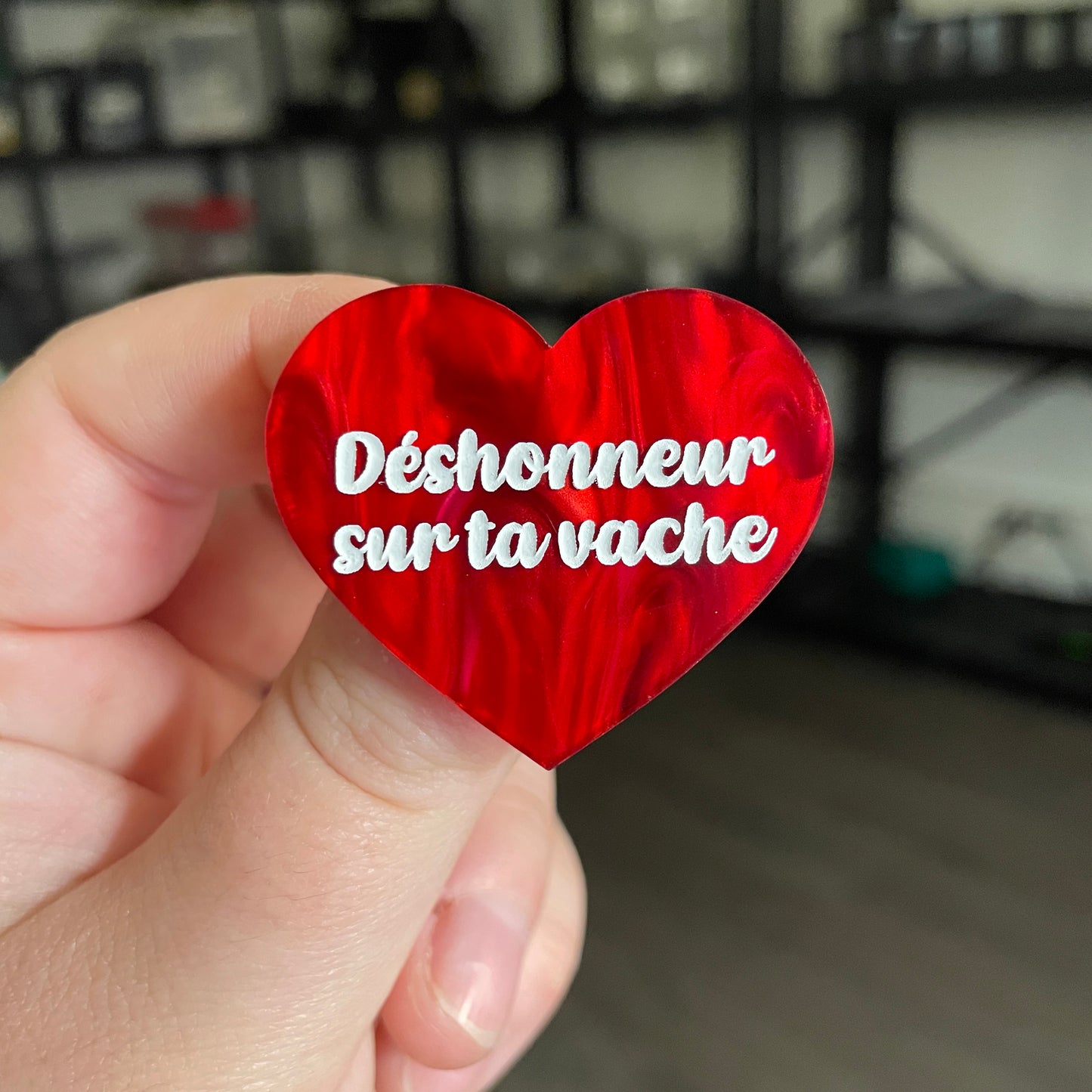 [CONTRÔLE TECHNIQUE] Broche "Déshonneur sur ta vache" en acrylique marbrée rouge