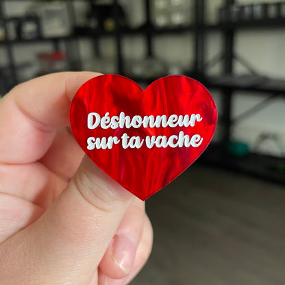[CONTRÔLE TECHNIQUE] Broche "Déshonneur sur ta vache" en acrylique marbrée rouge