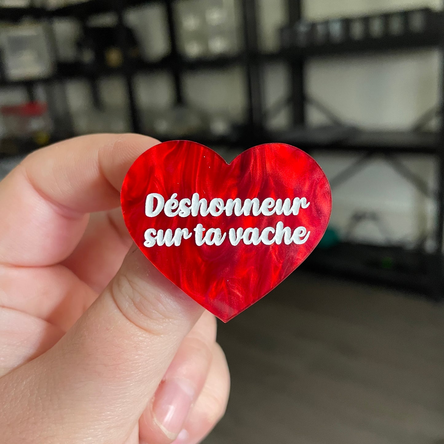 [CONTRÔLE TECHNIQUE] Broche "Déshonneur sur ta vache" en acrylique marbrée rouge