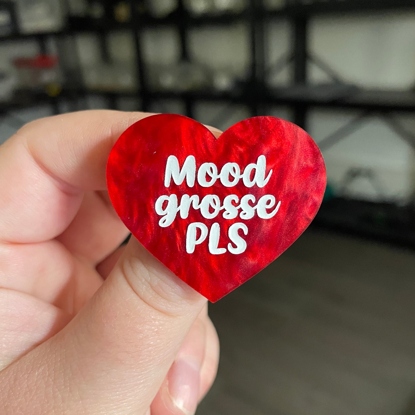 [CONTRÔLE TECHNIQUE] Broche "Mood grosse PLS" en acrylique marbrée rouge