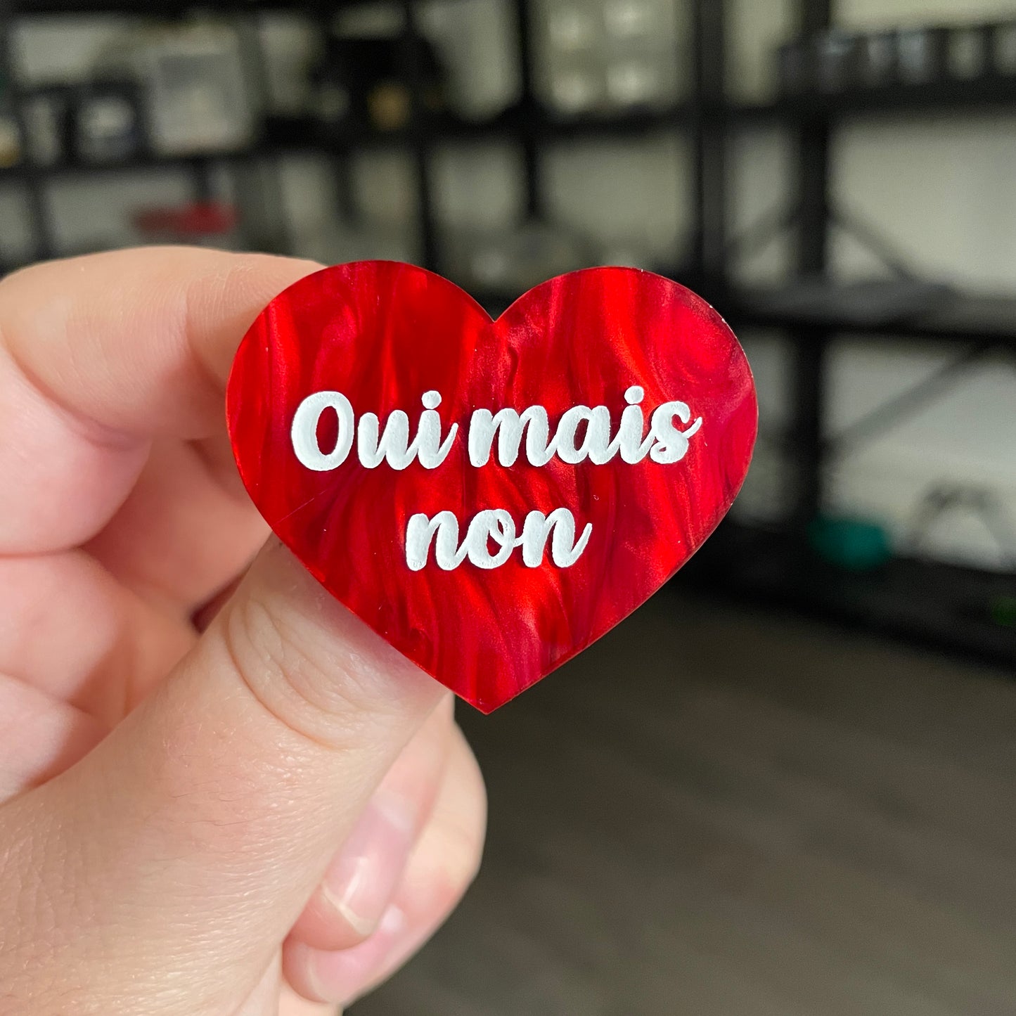 [CONTRÔLE TECHNIQUE] Broche "Oui mais non" en acrylique marbrée rouge