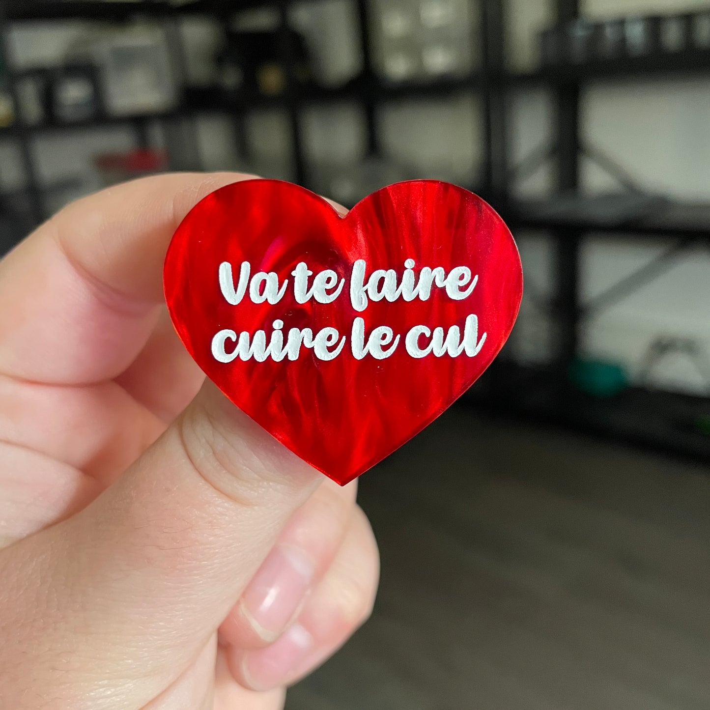 [CONTRÔLE TECHNIQUE] Broche "Va te faire cuire le cul" en acrylique marbrée rouge