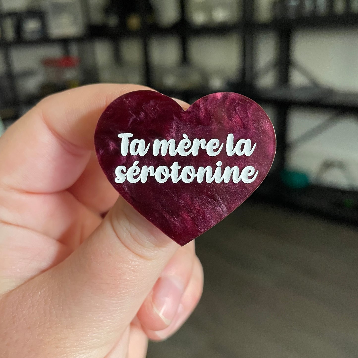 [CONTRÔLE TECHNIQUE] Broche "Ta mère la sérotonine" en acrylique marbrée bordeaux