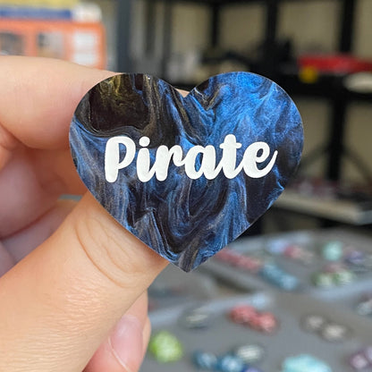 Broche "Pirate" en acrylique marbrée bleue, noire et dorée