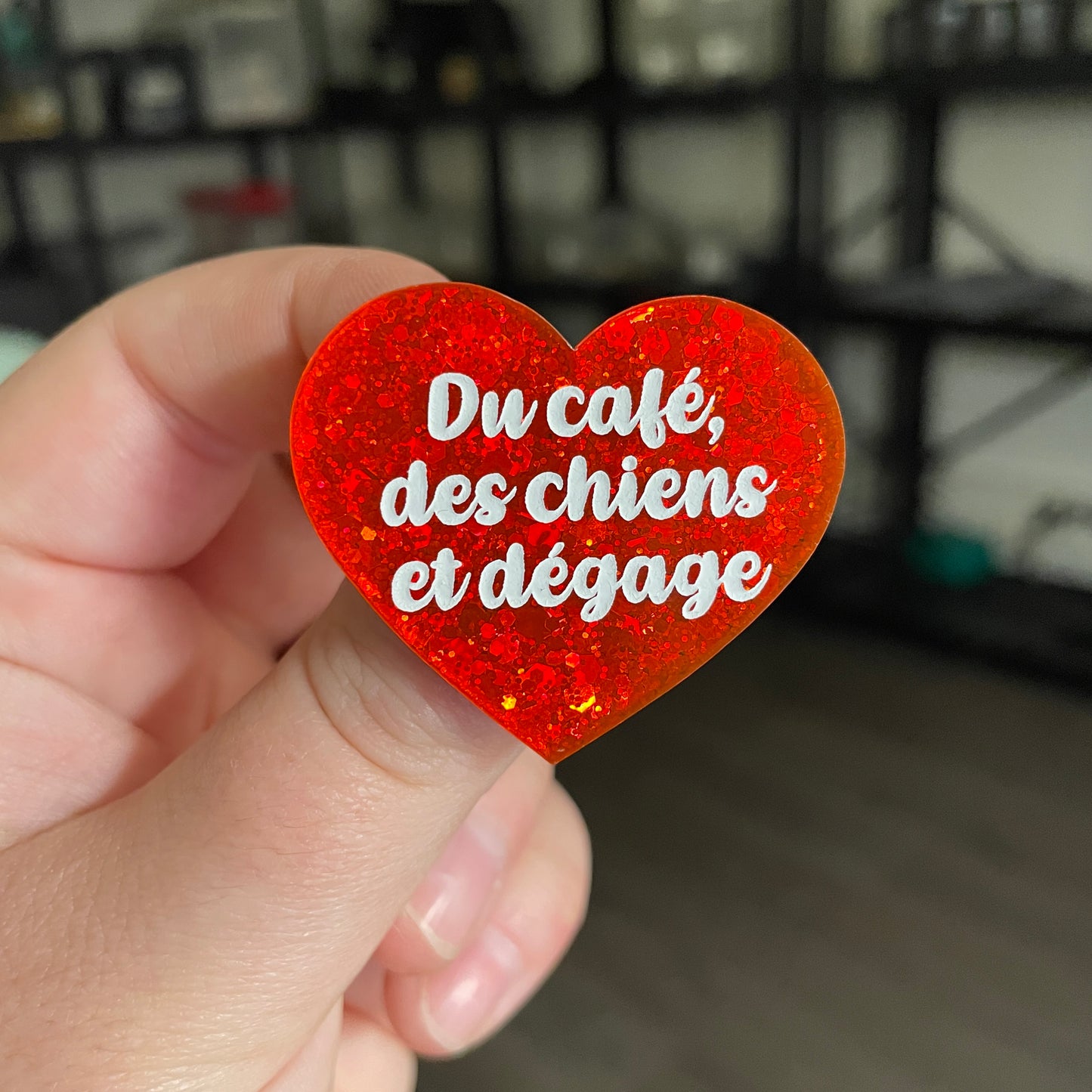 [CONTRÔLE TECHNIQUE] Broche "Du café, des chiens et dégage" en acrylique à paillettes oranges