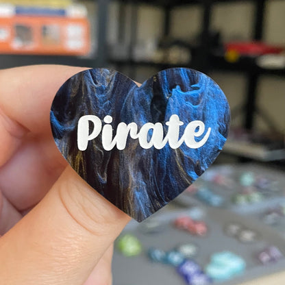 Broche "Pirate" en acrylique marbrée bleue, noire et dorée
