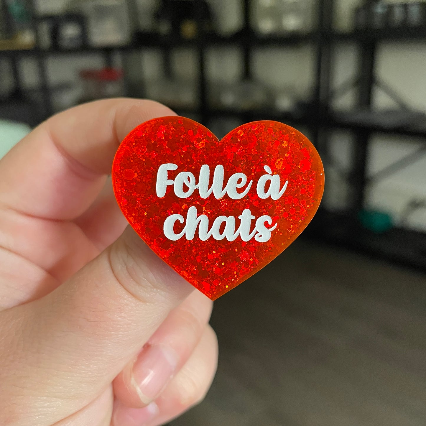 [CONTRÔLE TECHNIQUE] Broche "Folle à chats" en acrylique à paillettes oranges