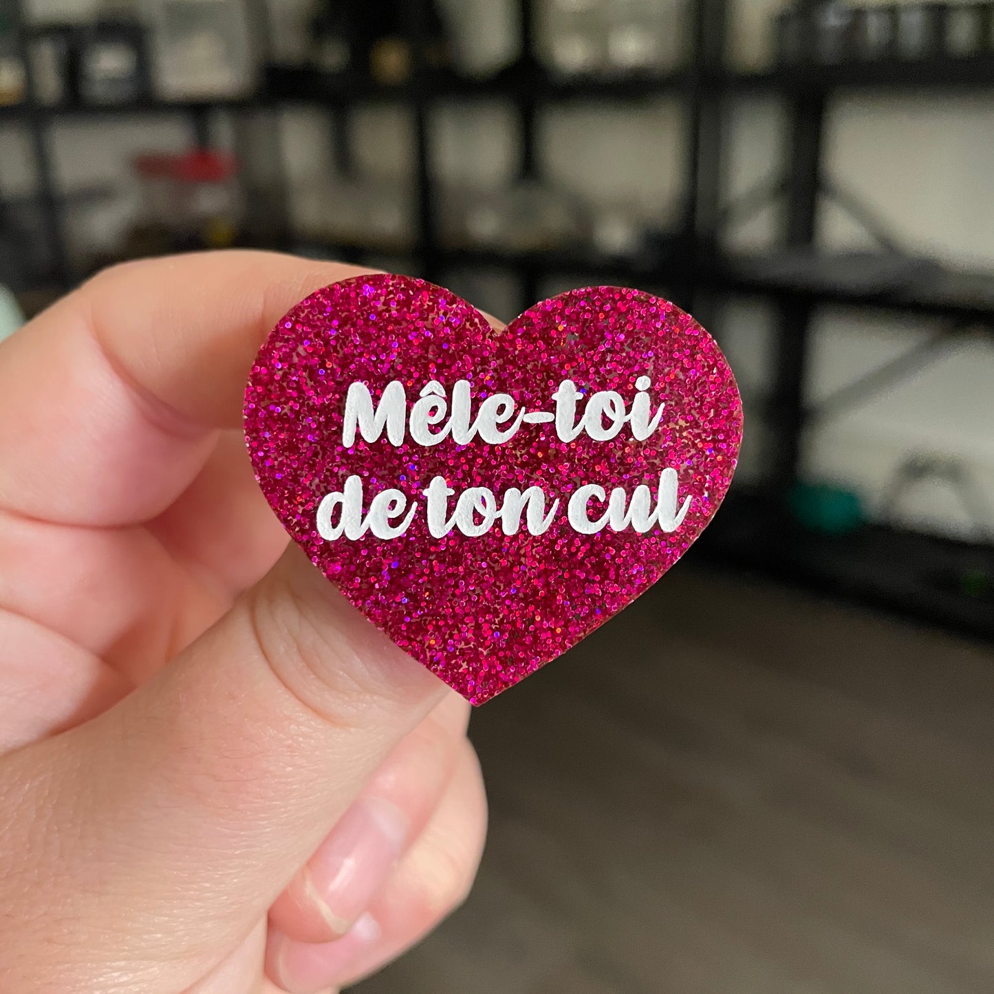 [CONTRÔLE TECHNIQUE] Broche "Mêle-toi de ton cul" en acrylique à paillettes roses