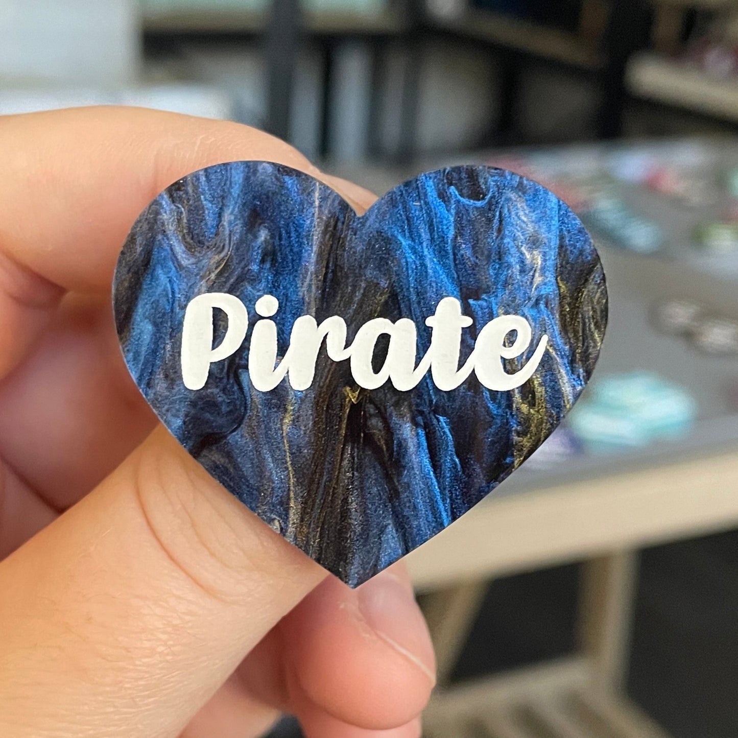 Broche "Pirate" en acrylique marbrée bleue, noire et dorée