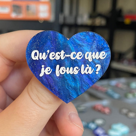 Broche "Qu'est-ce que je fous là ?" en acrylique marbrée bleue à paillettes
