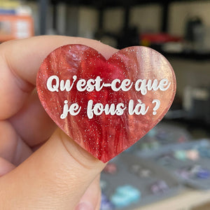 Broche "Qu'est-ce que je fous là ?" en acrylique marbrée rouge, blanche et marron à paillettes