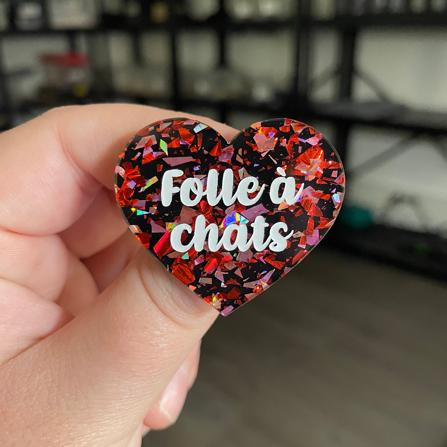 [CONTRÔLE TECHNIQUE] Broche "Folle à chats" en acrylique noire avec des éclats de confettis rouges et roses
