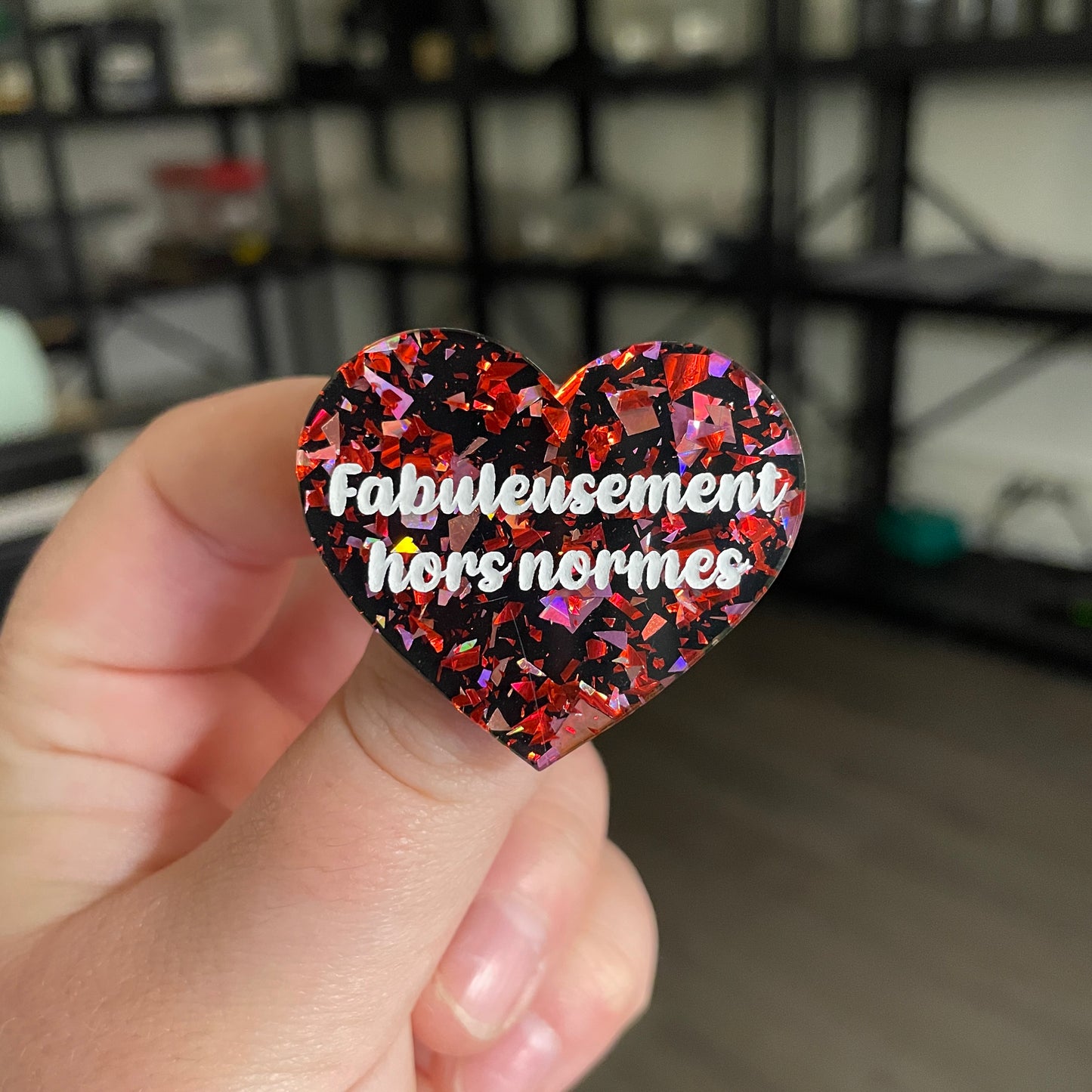 [CONTRÔLE TECHNIQUE] Broche "Fabuleusement hors normes" en acrylique noire avec des éclats de confettis rouges et roses