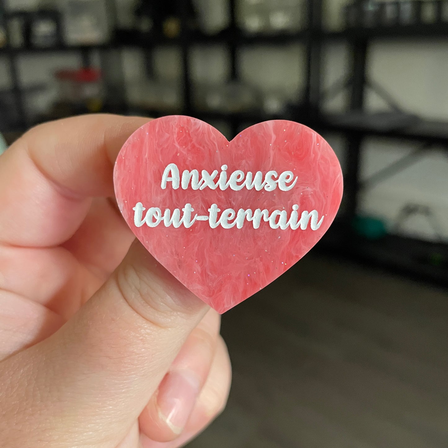 [CONTRÔLE TECHNIQUE] Broche "Anxieuse tout-terrain" en acrylique marbrée rouge et rose