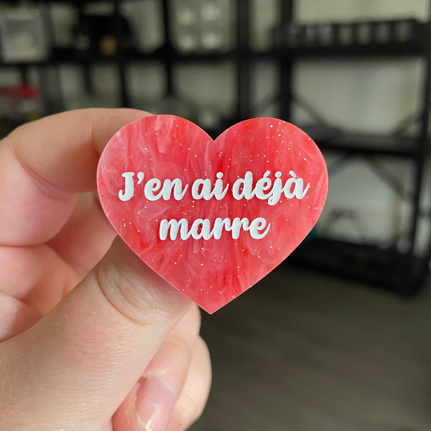 [CONTRÔLE TECHNIQUE] Broche "J'en ai déjà marre" en acrylique marbrée rouge et rose