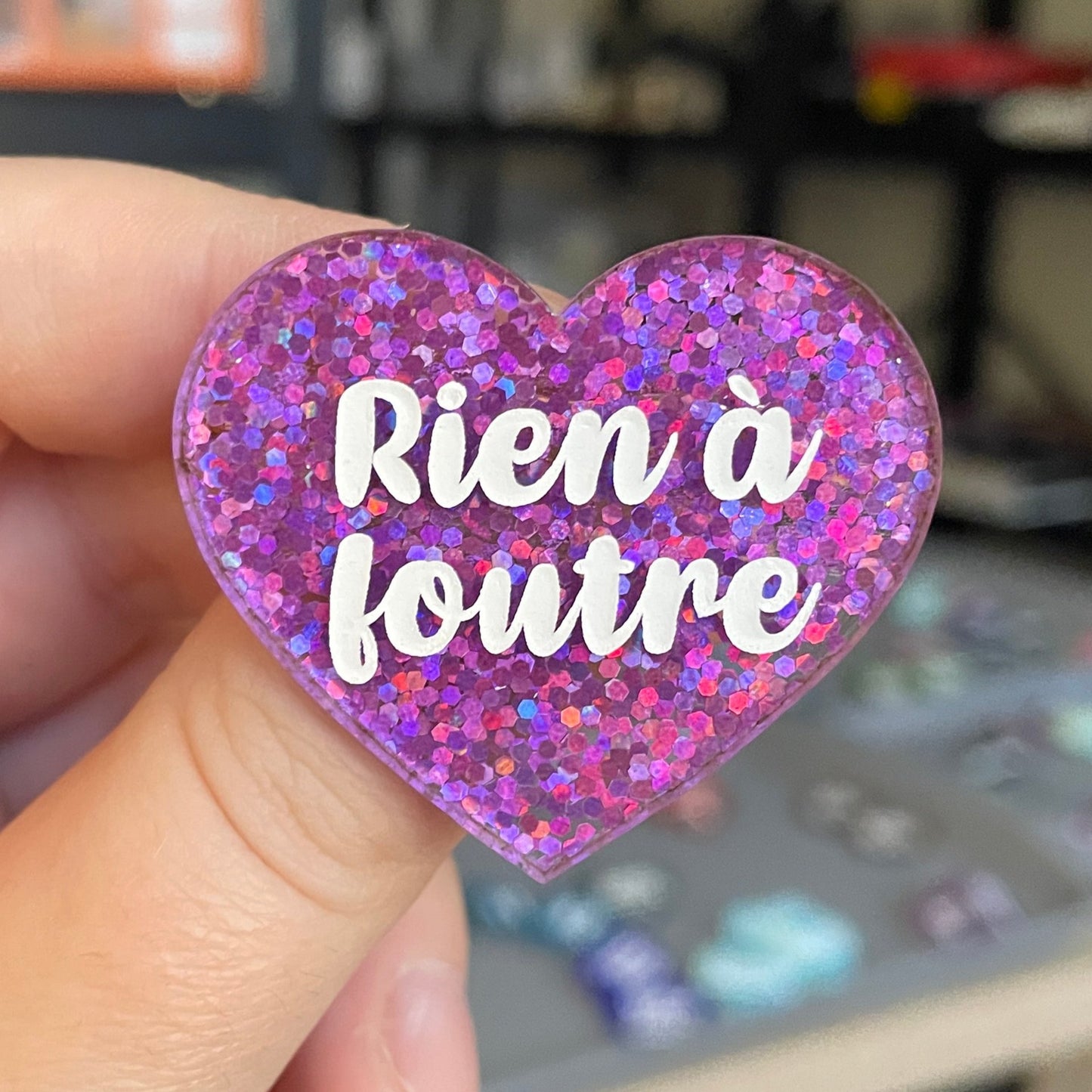 Broche "Rien à foutre" en acrylique à paillettes violettes