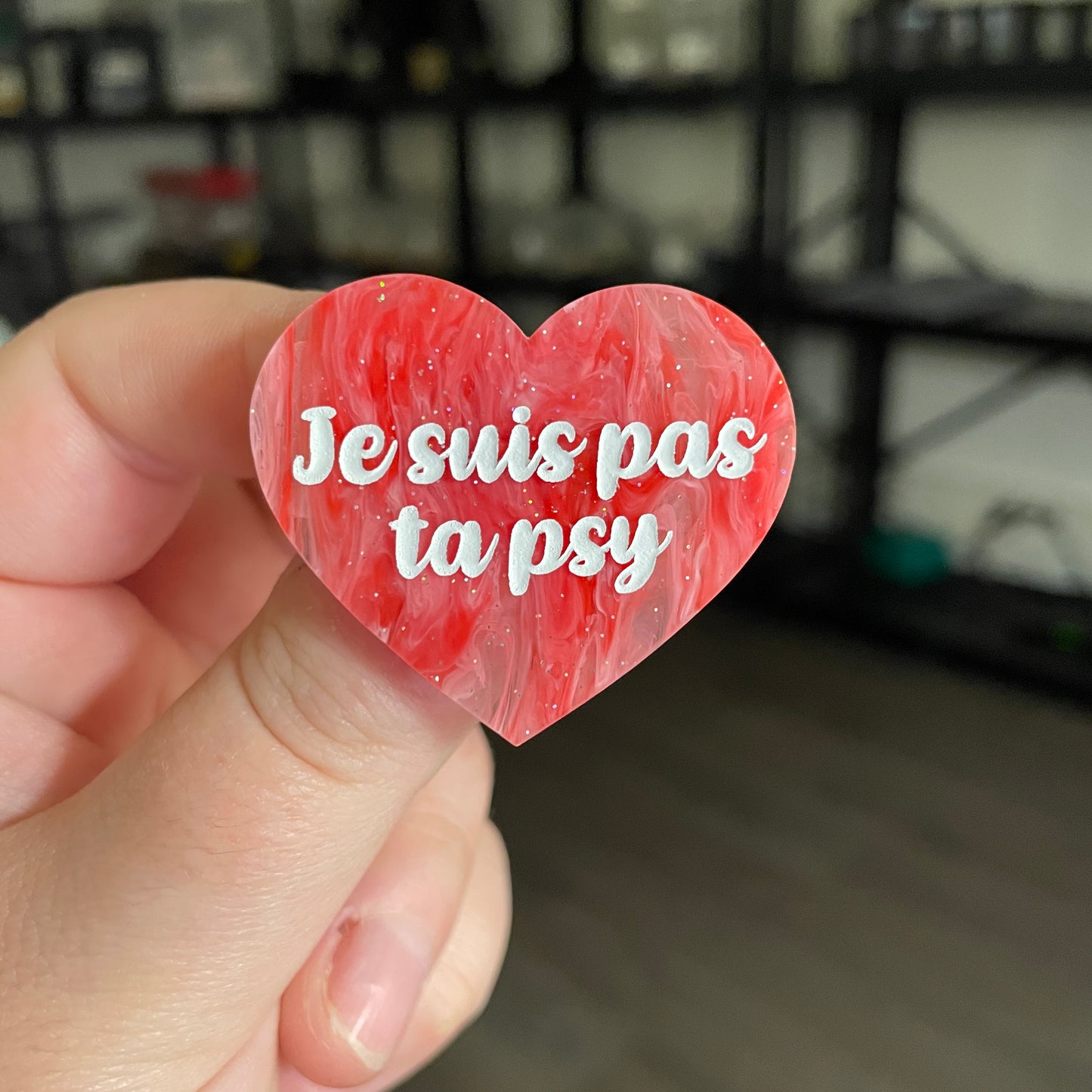 [CONTRÔLE TECHNIQUE] Broche "Je suis pas ta psy" en acrylique marbrée rouge et rose
