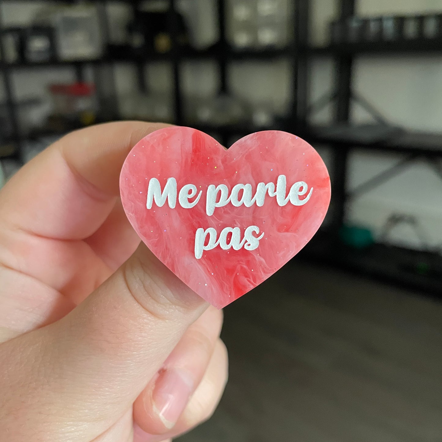 [CONTRÔLE TECHNIQUE] Broche "Me parle pas" en acrylique marbrée rouge et rose