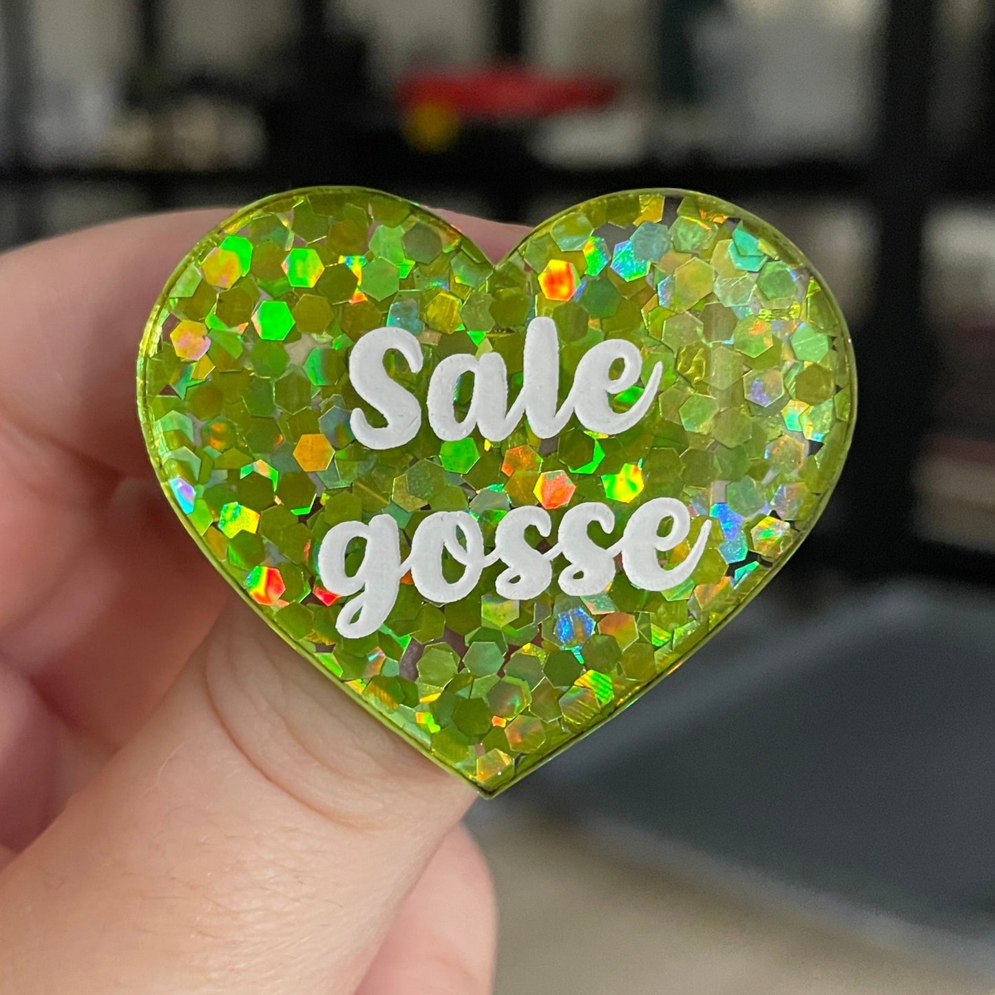 Broche "Sale gosse" en acrylique semi-transparente avec des confettis verts