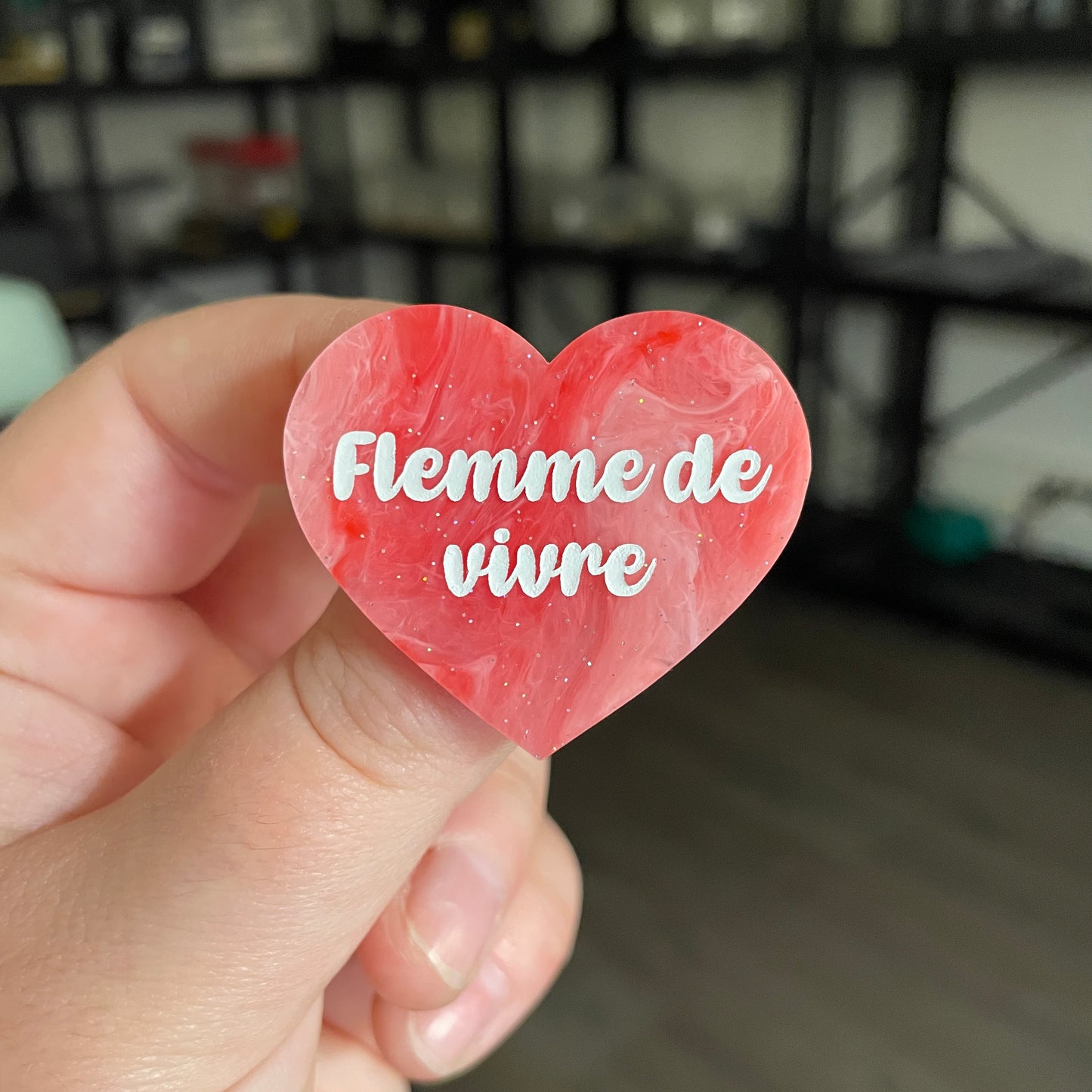 [CONTRÔLE TECHNIQUE] Broche "Flemme de vivre" en acrylique marbrée rouge et rose