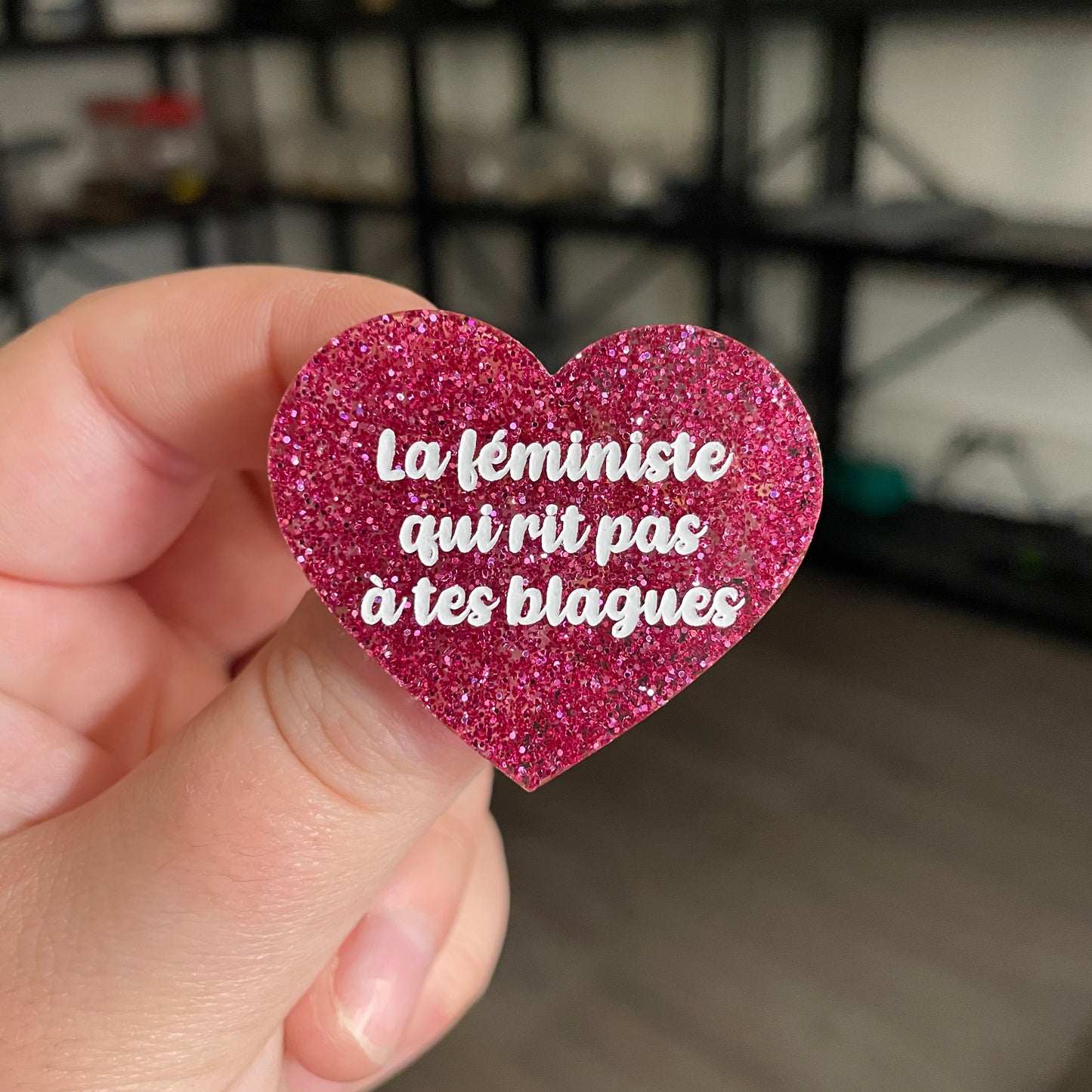 [CONTRÔLE TECHNIQUE] Broche "La féministe qui rit pas à tes blagues" en acrylique à paillettes roses