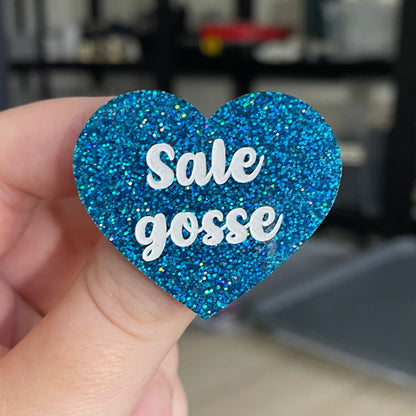 Broche "Sale gosse" en acrylique à paillettes bleues