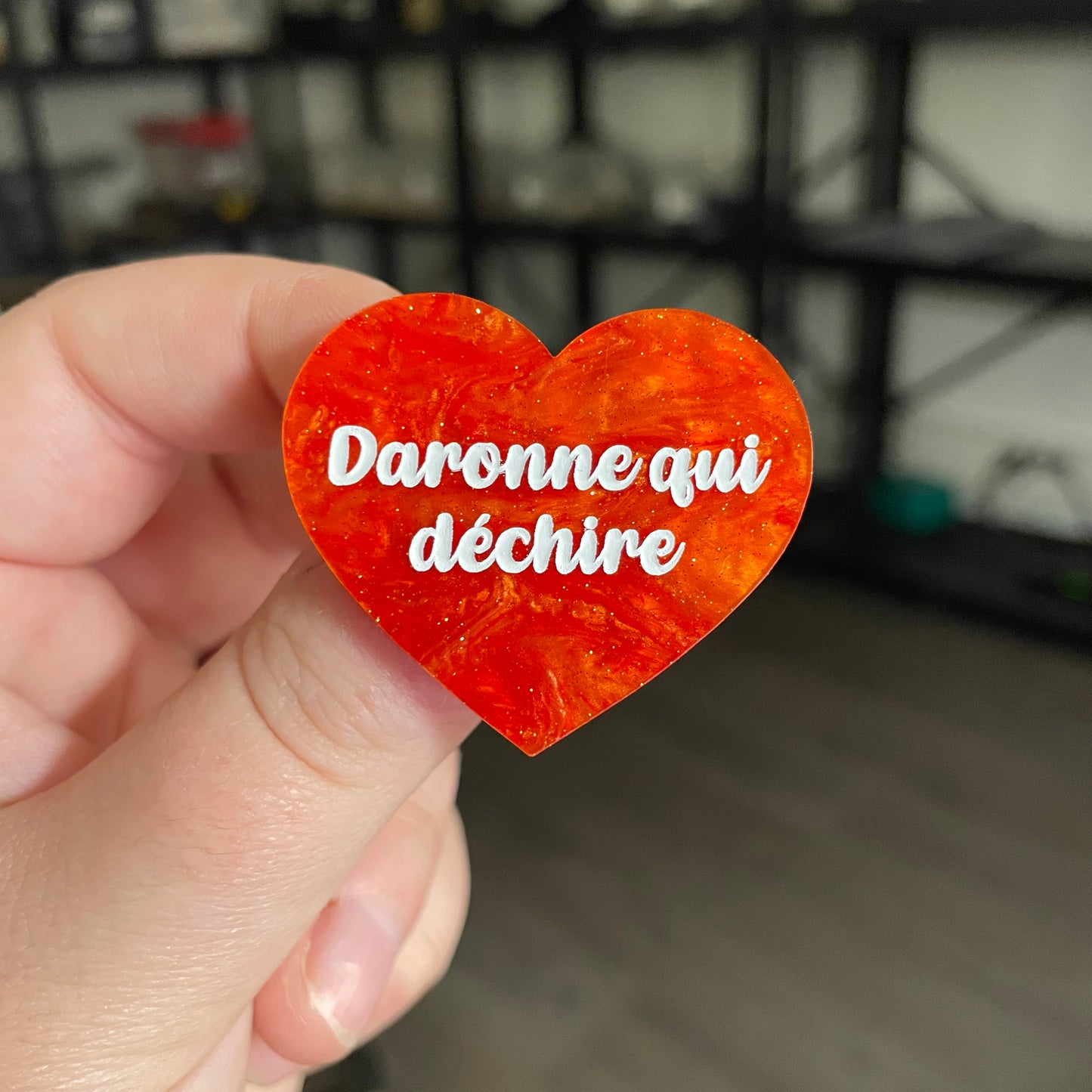 [CONTRÔLE TECHNIQUE] Broche "Daronne qui déchire" en acrylique marbrée orange à paillettes