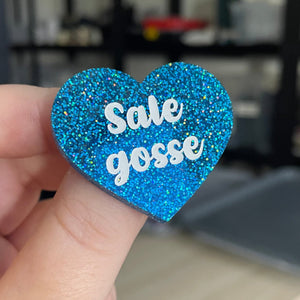 Broche "Sale gosse" en acrylique à paillettes bleues