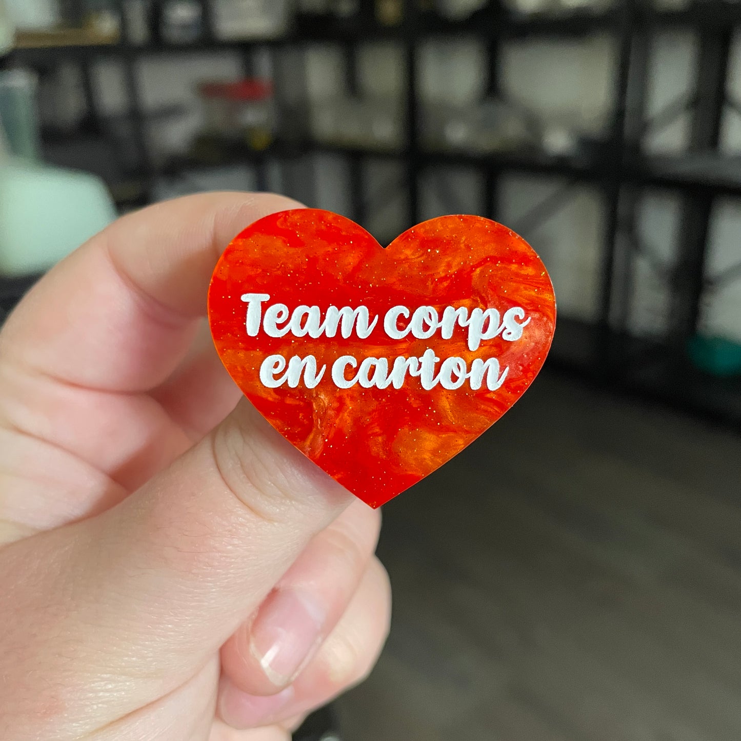 [CONTRÔLE TECHNIQUE] Broche "Team corps en carton" en acrylique marbrée orange à paillettes