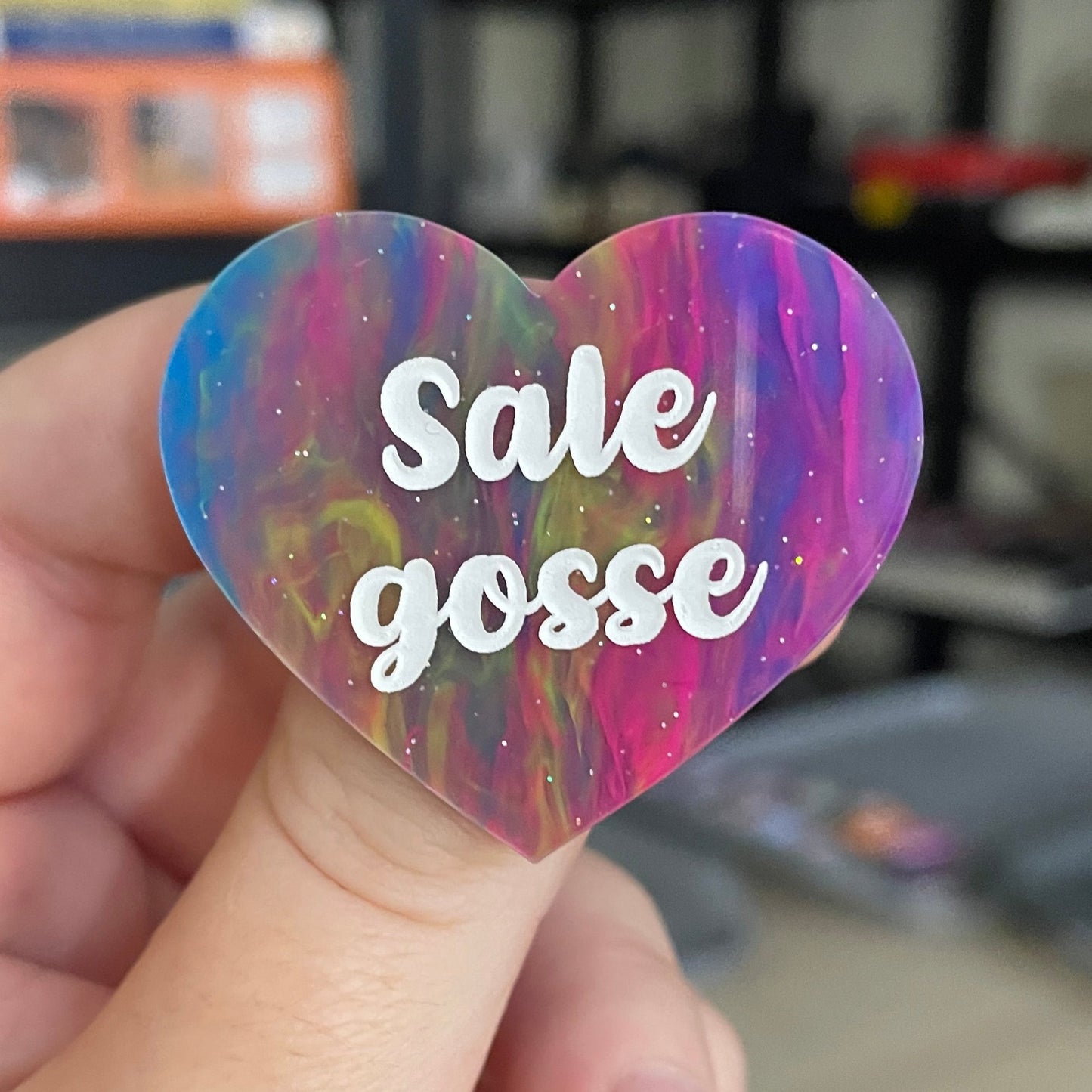 Broche "Sale gosse" en acrylique marbrée semi-transparente multicolores
