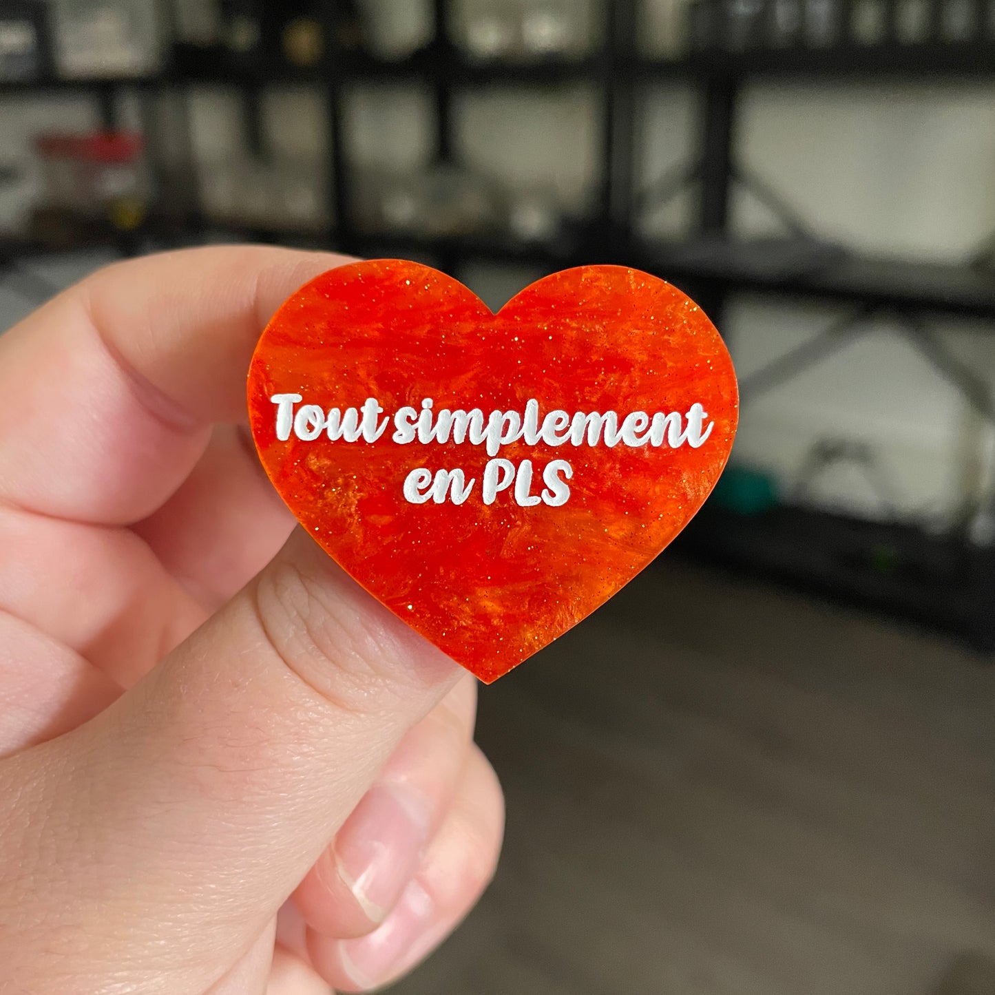 [CONTRÔLE TECHNIQUE] Broche "Tout simplement en PLS" en acrylique marbrée orange à paillettes